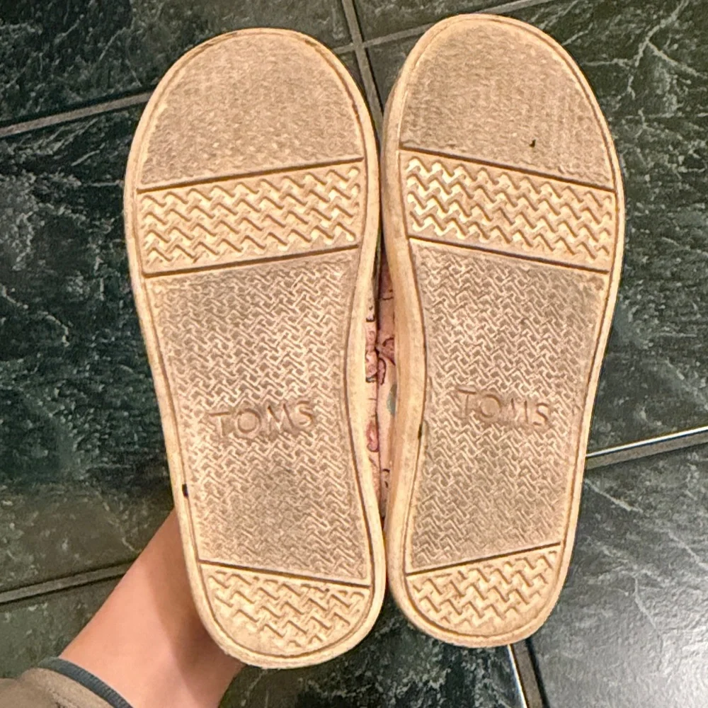 Toms soft pink